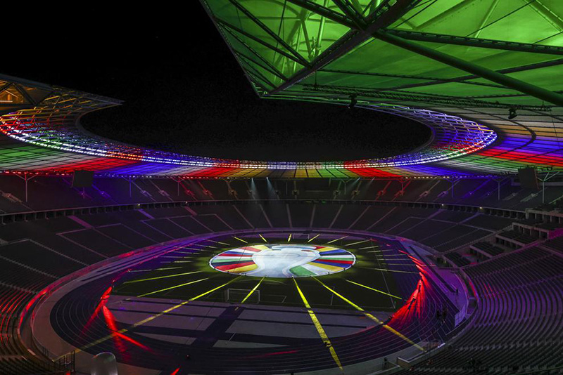Stadion verlicht in de kleuren van het Europees Kampioenschap voetbal 2024