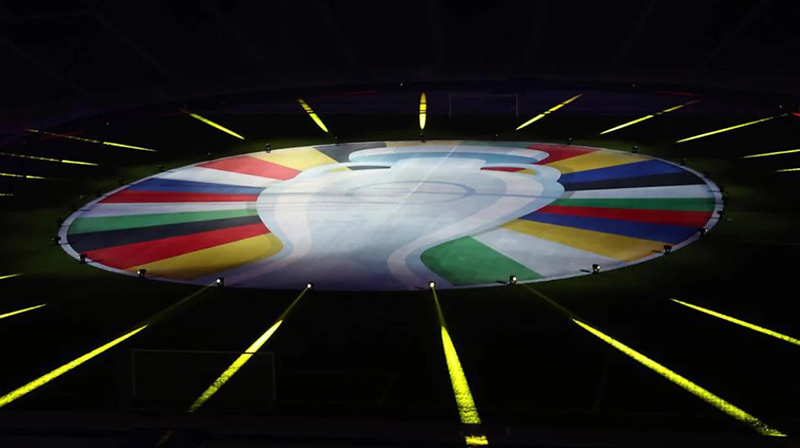 Logo geprojecteerd op het veld van het Olympiastadion in Berlijn, stadion van de EK-finale