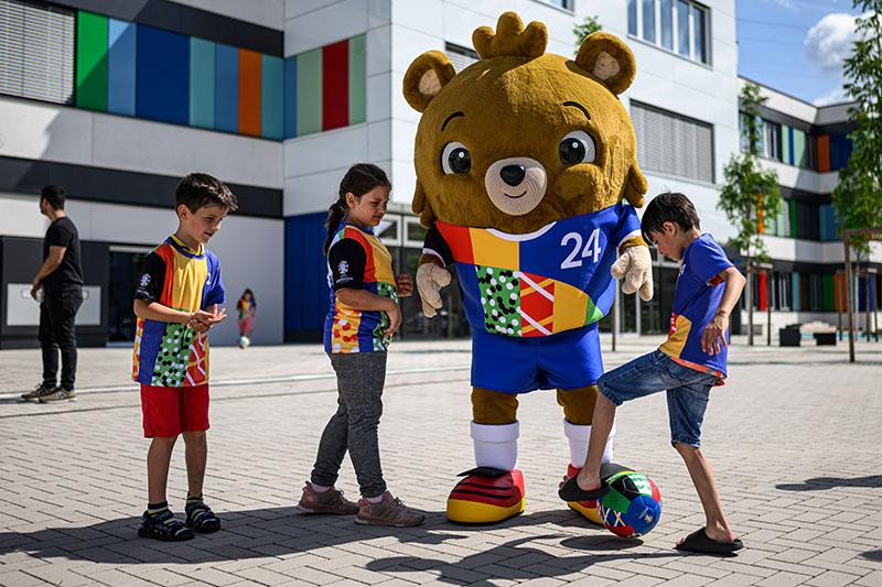 Voetballen op straat met de EK 2024 mascotte