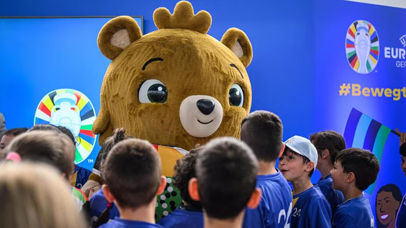 Schoolkinderen op een basisschool in Gelsenkirchen ontmoeten de EK 2024 mascotte